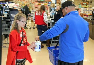 Record generosity ahead of Thanksgiving holiday during Celebrity Bagging event